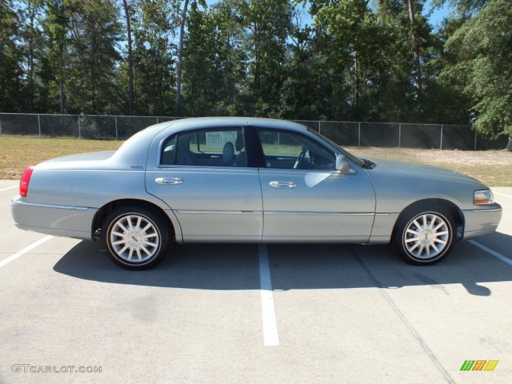 2007 Town Car Signature - Satellite Silver Metallic / Medium Light Stone photo #2