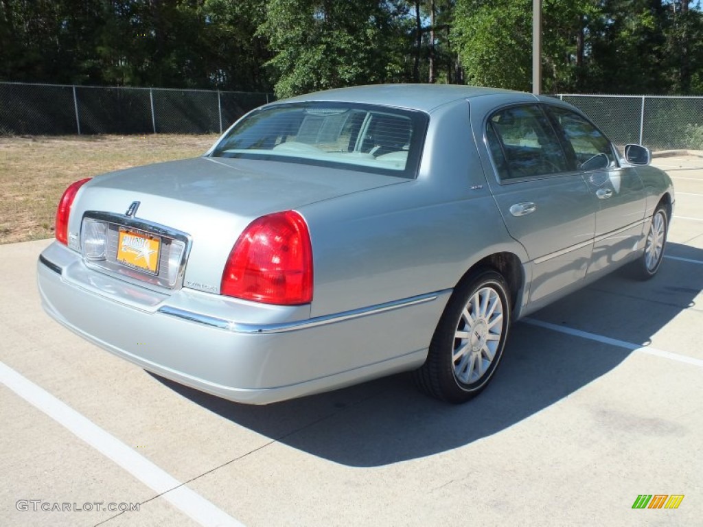 2007 Town Car Signature - Satellite Silver Metallic / Medium Light Stone photo #5