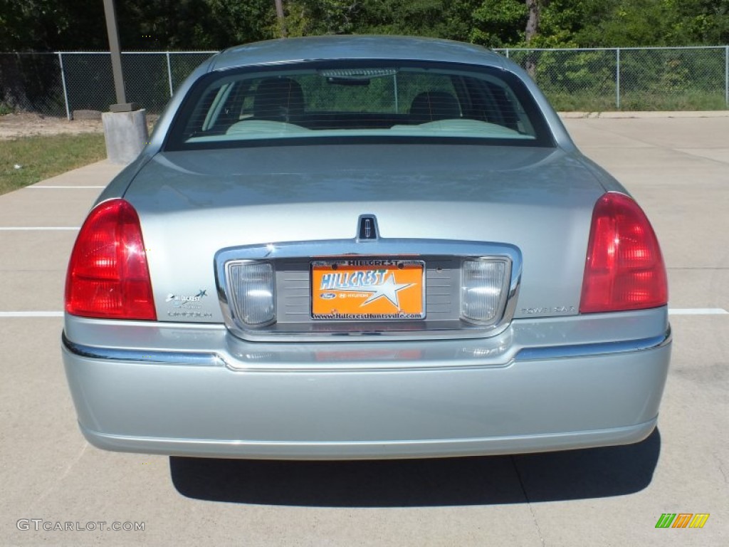 2007 Town Car Signature - Satellite Silver Metallic / Medium Light Stone photo #6