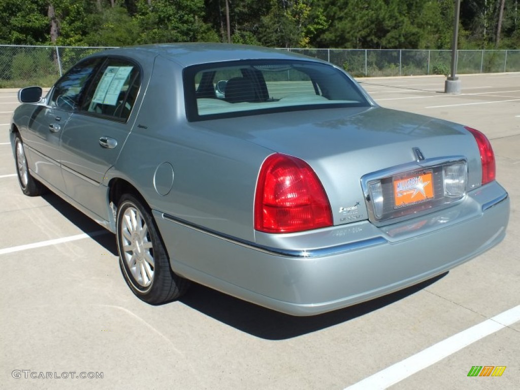 2007 Town Car Signature - Satellite Silver Metallic / Medium Light Stone photo #7