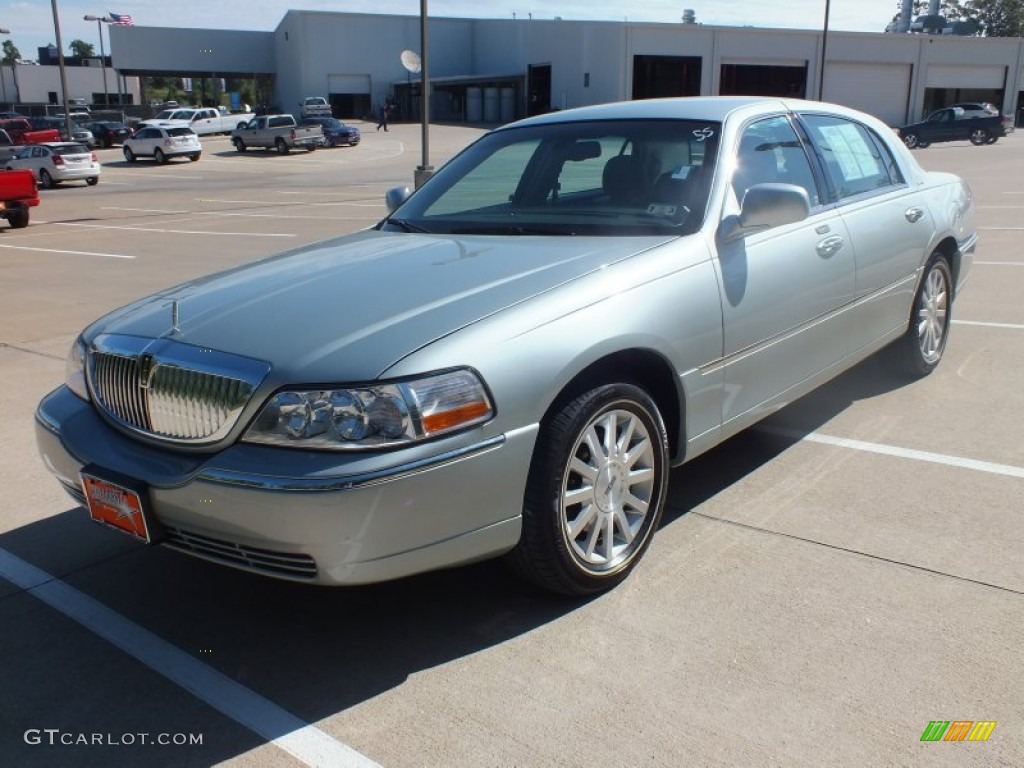 2007 Town Car Signature - Satellite Silver Metallic / Medium Light Stone photo #9