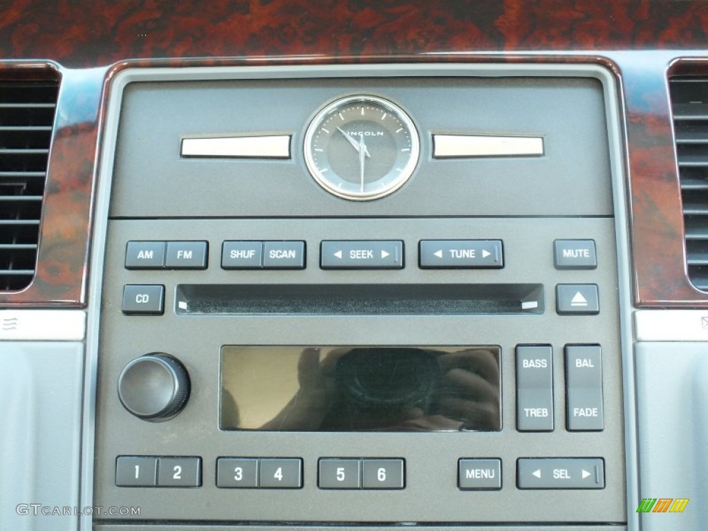 2007 Town Car Signature - Satellite Silver Metallic / Medium Light Stone photo #24