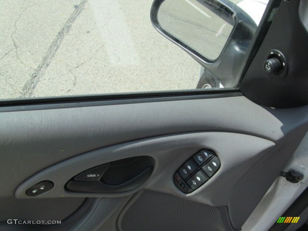 2003 Focus SE Sedan - Cloud 9 White / Medium Graphite photo #14