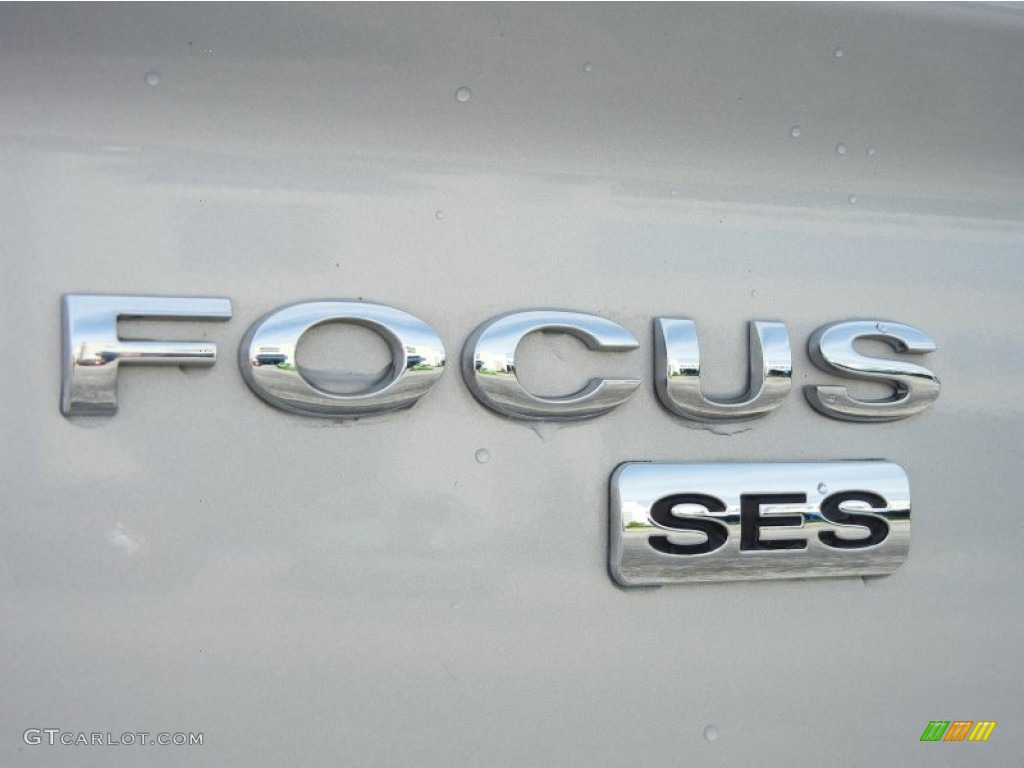 2005 Focus ZX4 SES Sedan - CD Silver Metallic / Dark Flint/Light Flint photo #9