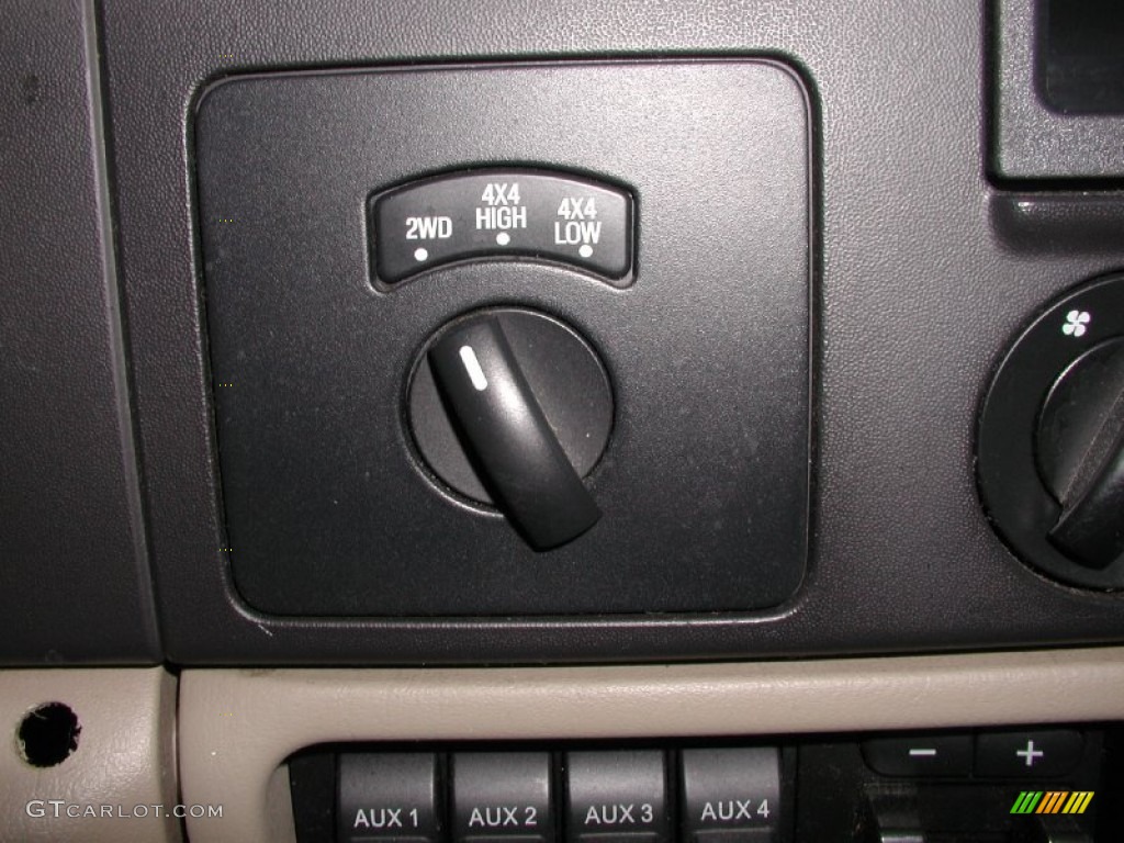 2005 Ford F250 Super Duty XLT Regular Cab 4x4 Controls Photo #70152245
