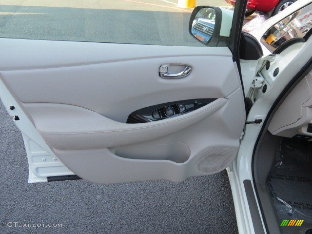 2011 Nissan LEAF SL Light Gray Door Panel Photo #70156979