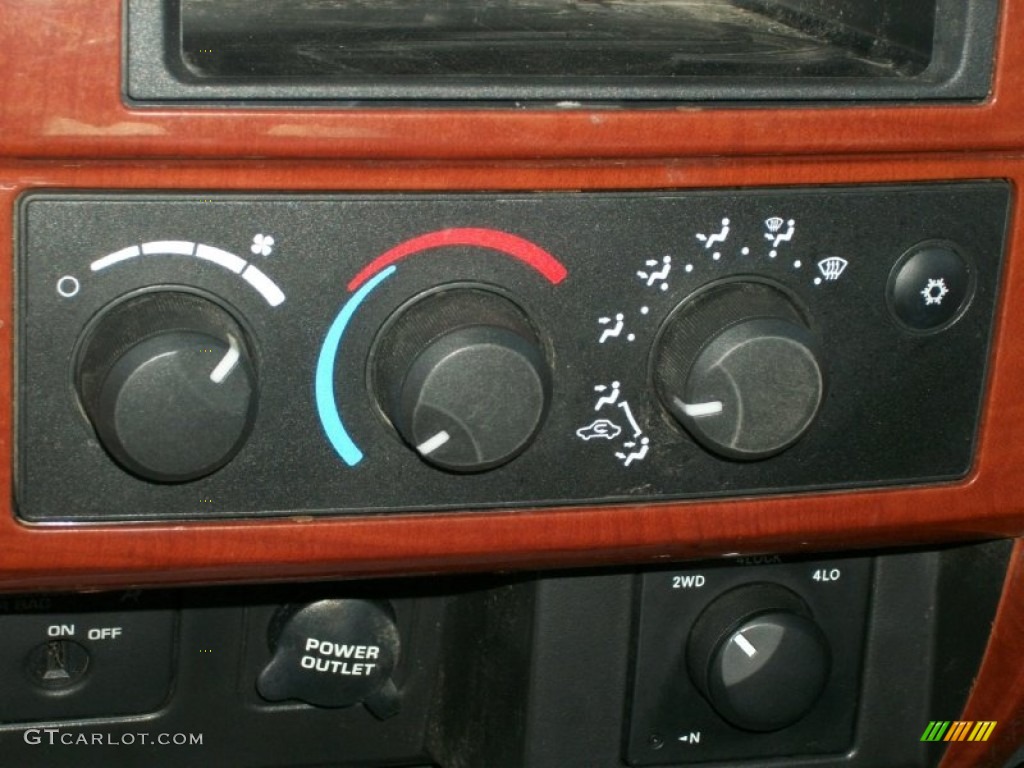 2005 Dodge Dakota SLT Club Cab 4x4 Controls Photo #70159474
