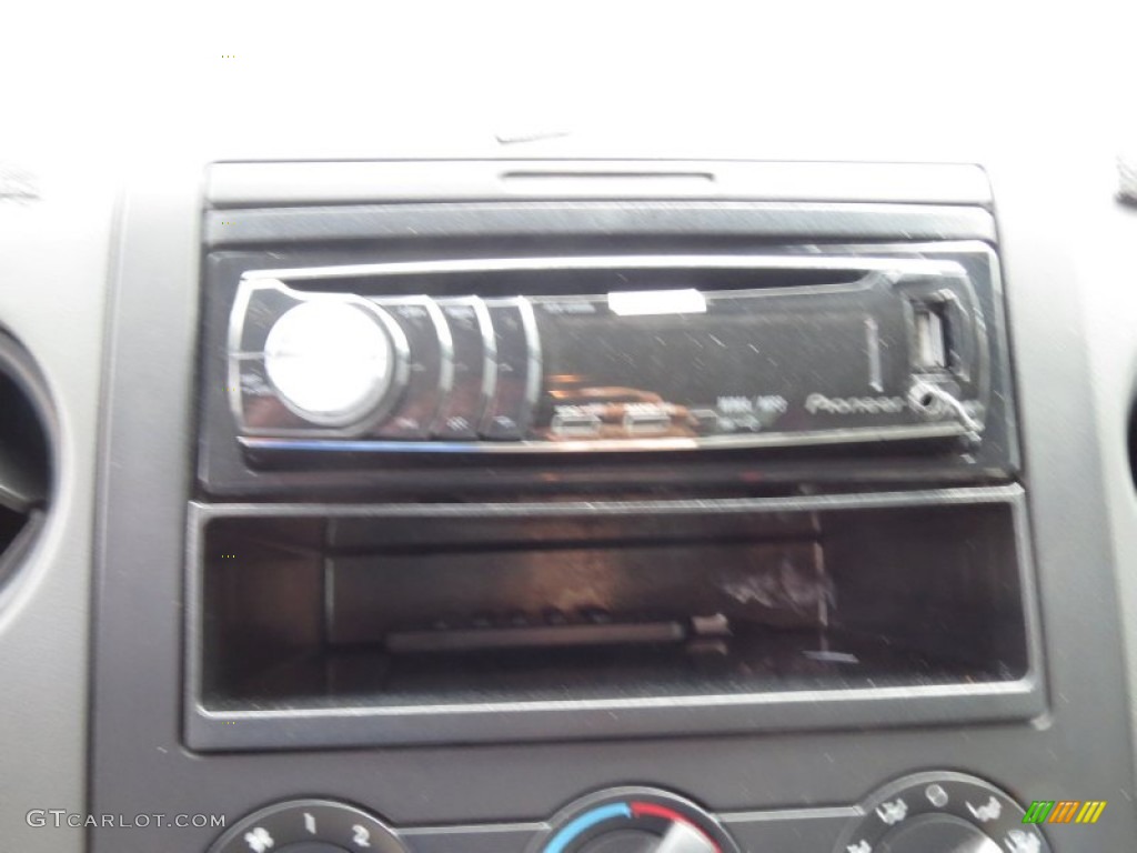 2004 F150 STX SuperCab - Black / Medium/Dark Flint photo #32