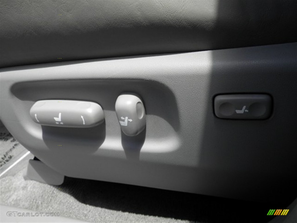 2004 Highlander Limited V6 - Super White / Ash photo #33