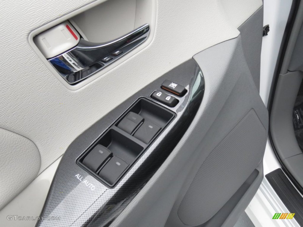 2013 Toyota Sienna SE Controls Photo #70168034