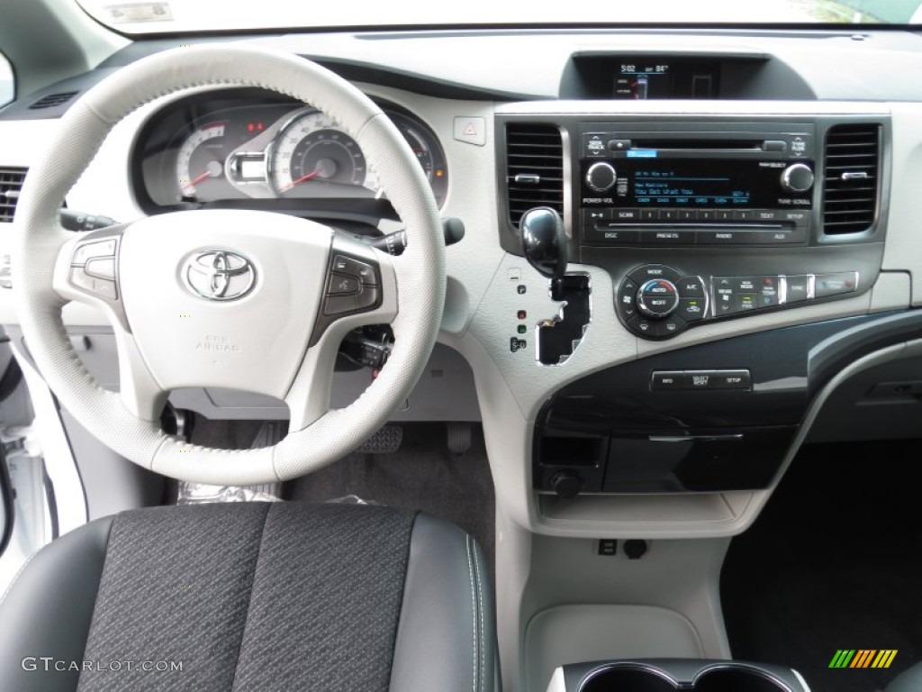2013 Toyota Sienna SE Dashboard Photos