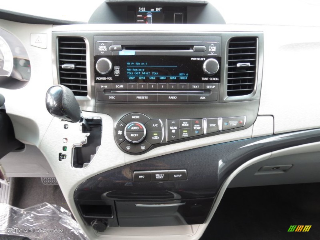 2013 Toyota Sienna SE Controls Photo #70168070
