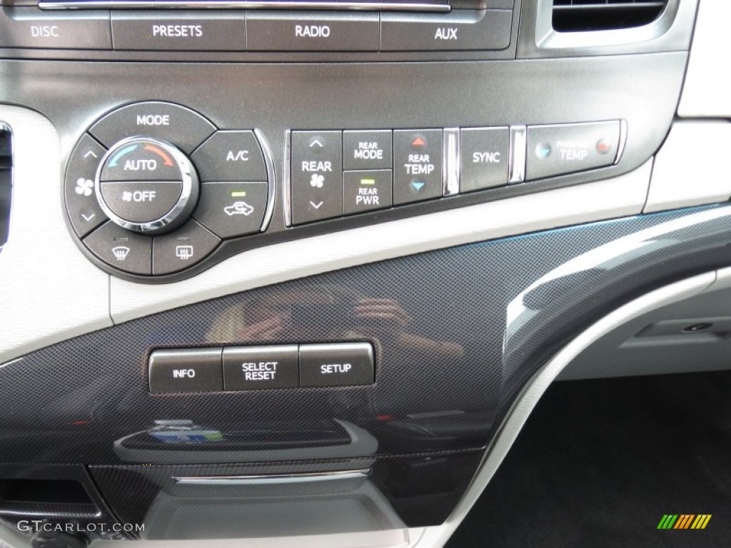 2013 Toyota Sienna SE Controls Photo #70168100