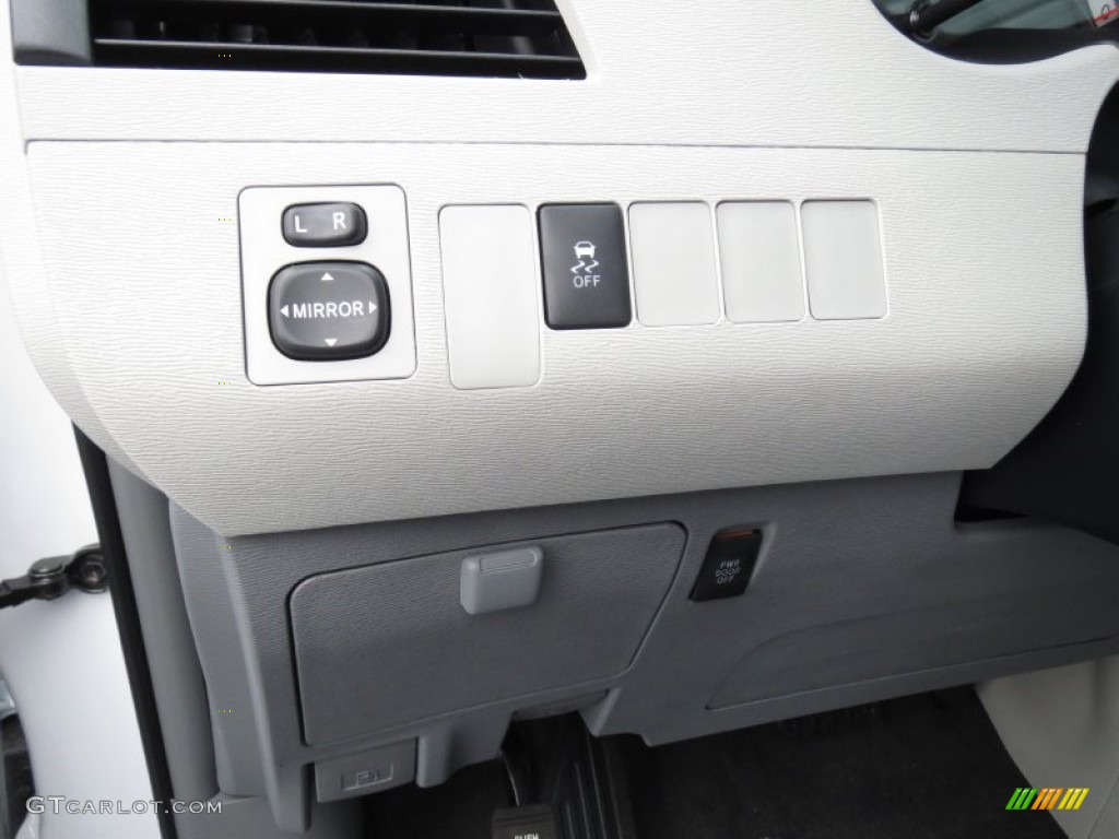 2013 Toyota Sienna SE Controls Photo #70168145
