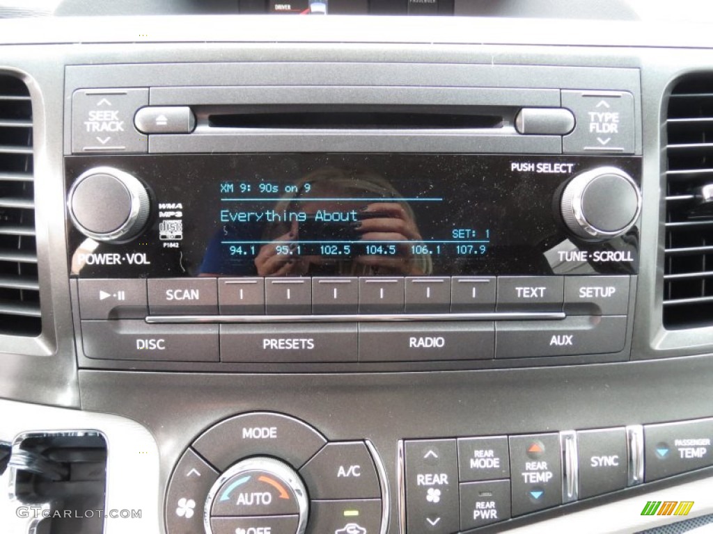 2013 Toyota Sienna SE Audio System Photos