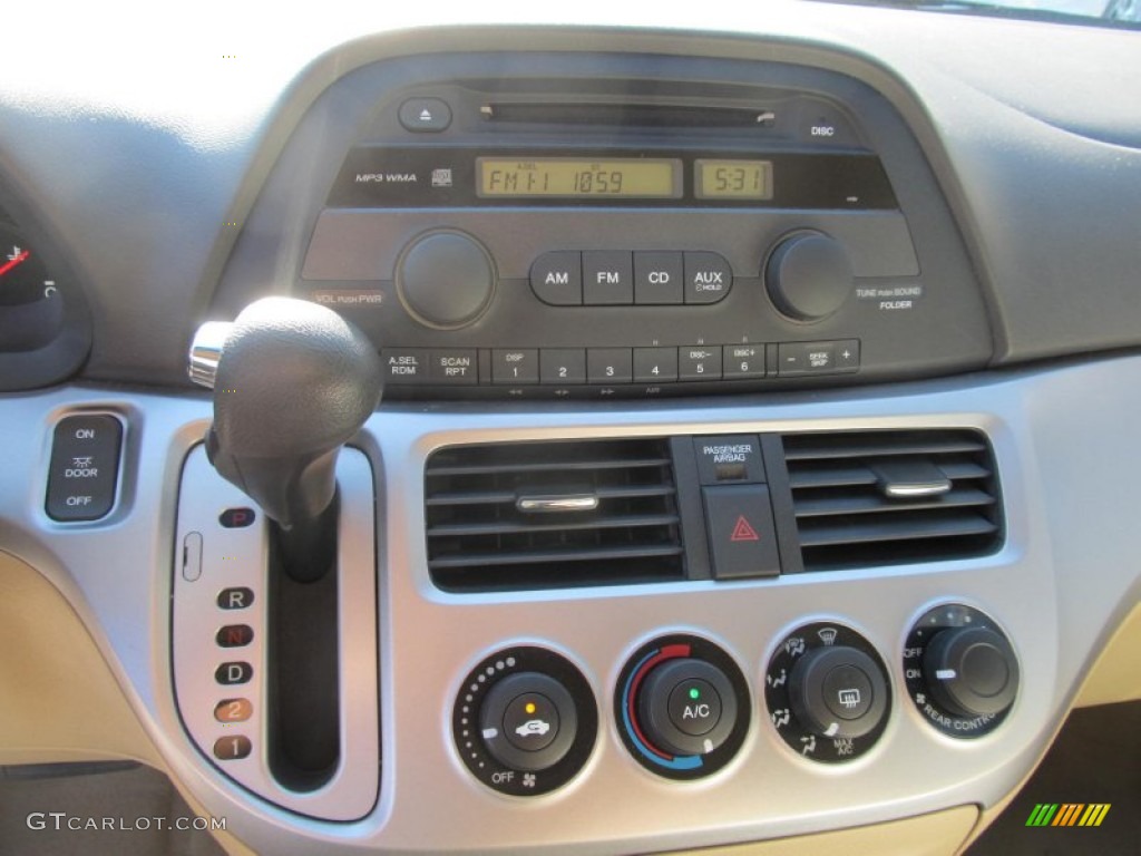 2010 Honda Odyssey LX Controls Photo #70172294