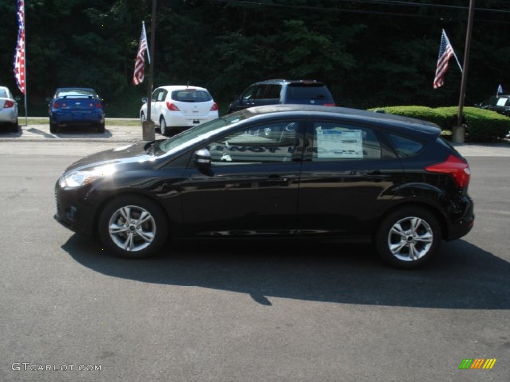 2013 Focus SE Hatchback - Tuxedo Black / Medium Light Stone photo #5