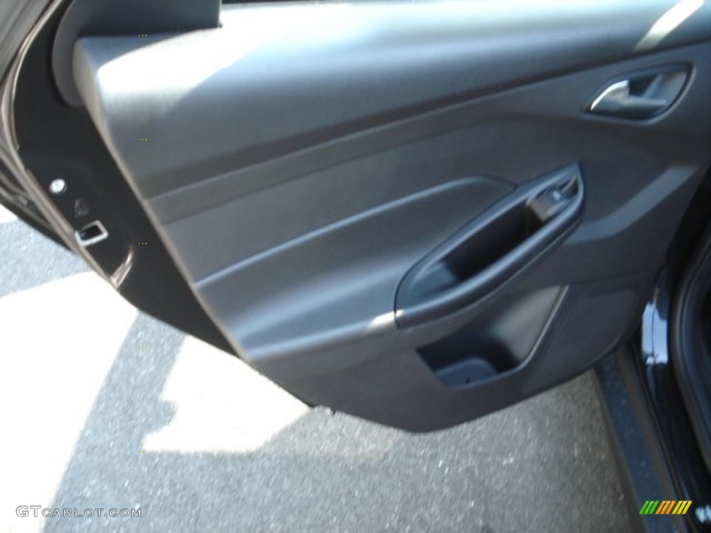 2013 Focus SE Hatchback - Tuxedo Black / Medium Light Stone photo #14