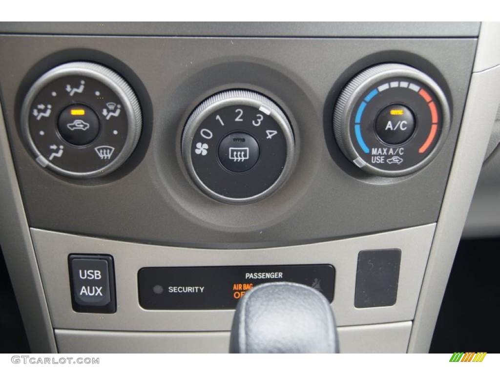 2013 Toyota Corolla LE Controls Photo #70182320