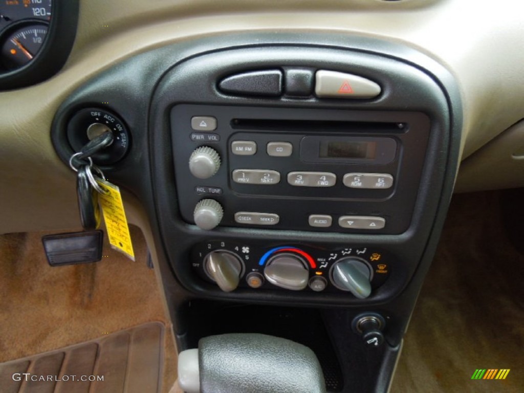 2003 Pontiac Grand Am SE Sedan Controls Photo #70191482