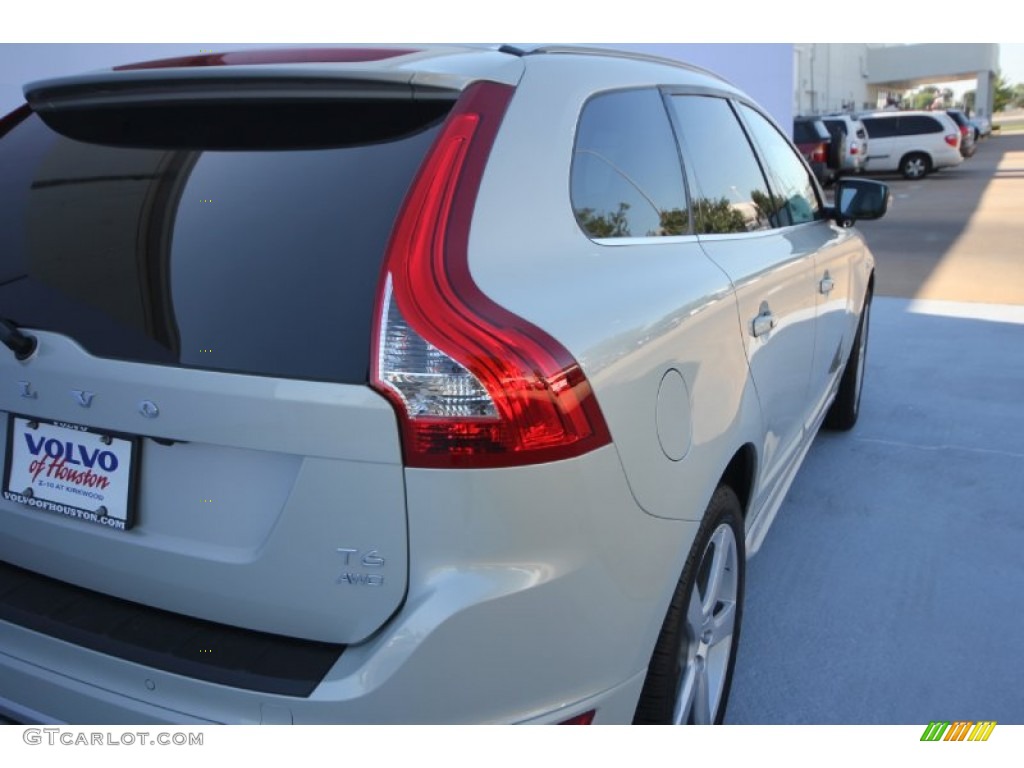 2013 XC60 T6 AWD R-Design - Cosmic White Metallic / R Design Soft Beige/Off Black Inlay photo #19