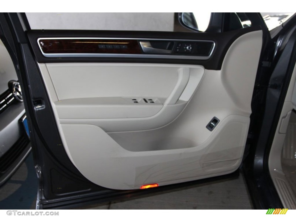 2013 Volkswagen Touareg TDI Lux 4XMotion Cornsilk Beige Door Panel Photo #70208035