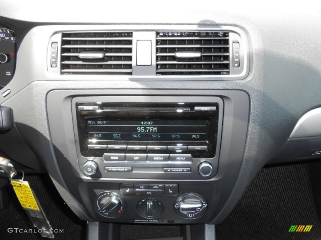 2013 Jetta SE Sedan - Platinum Gray Metallic / Titan Black photo #17