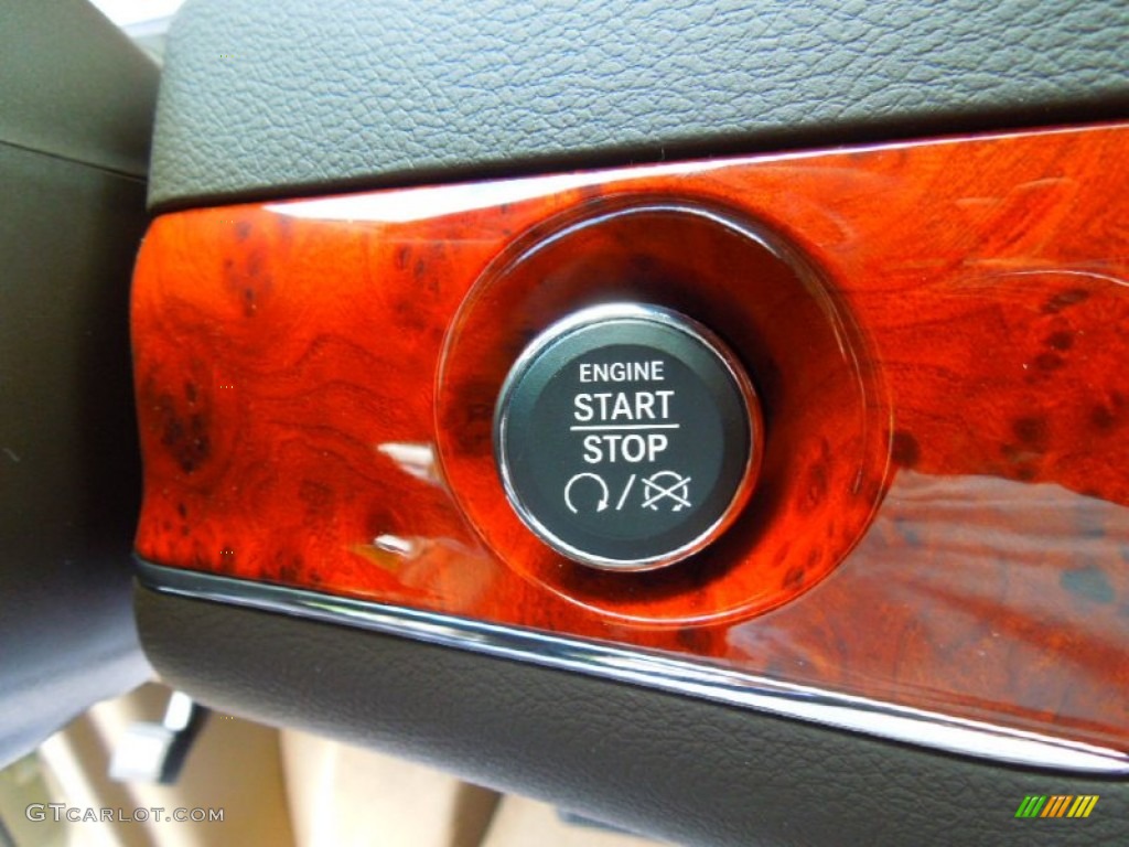 2013 Chrysler Town & Country Touring - L Controls Photo #70259194