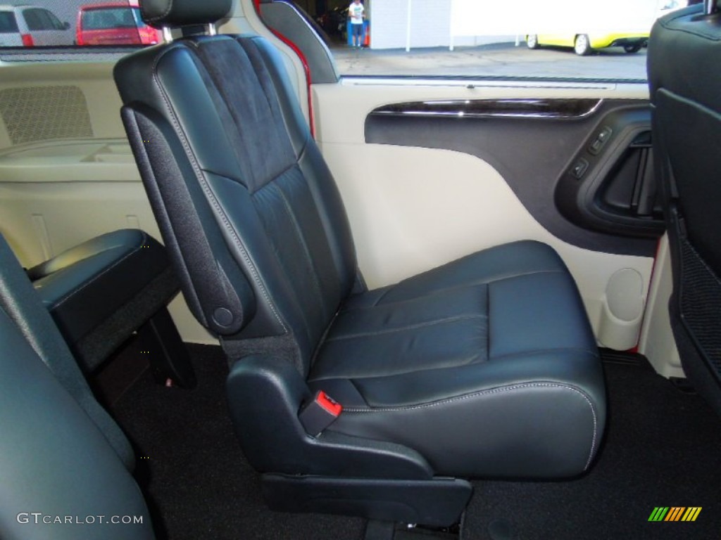 2013 Chrysler Town & Country Limited Rear Seat Photo #70259584