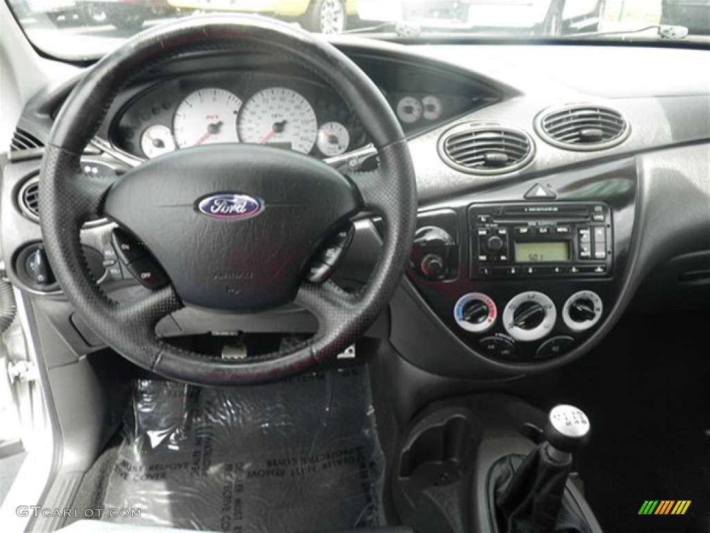 2004 Ford Focus SVT Hatchback Dashboard Photos