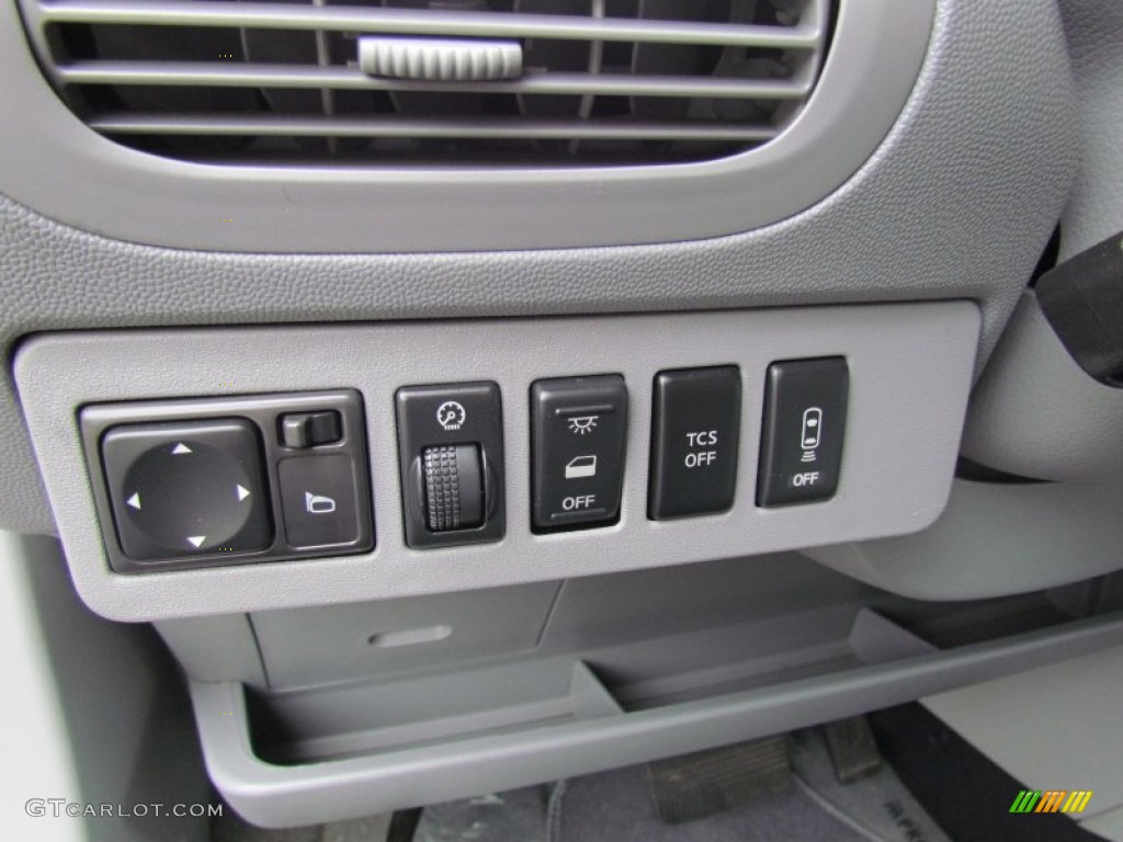 2005 Nissan Quest 3.5 SL Controls Photo #70315086