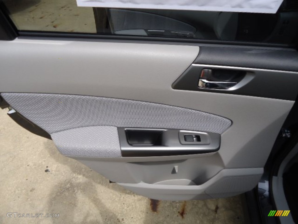 2013 Forester 2.5 X Premium - Dark Gray Metallic / Platinum photo #13