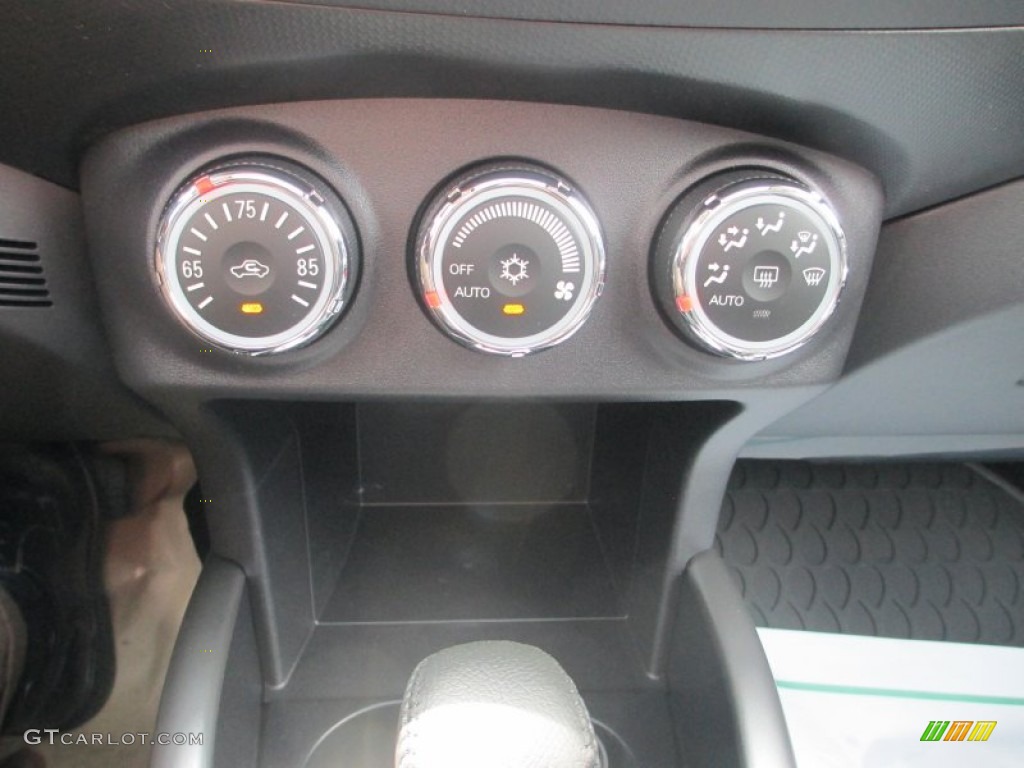 2013 Mitsubishi Outlander SE AWD Controls Photo #70319403