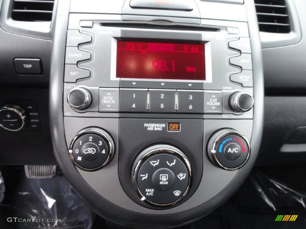 2010 Kia Soul Shadow Dragon Special Edition Controls Photo #70322736