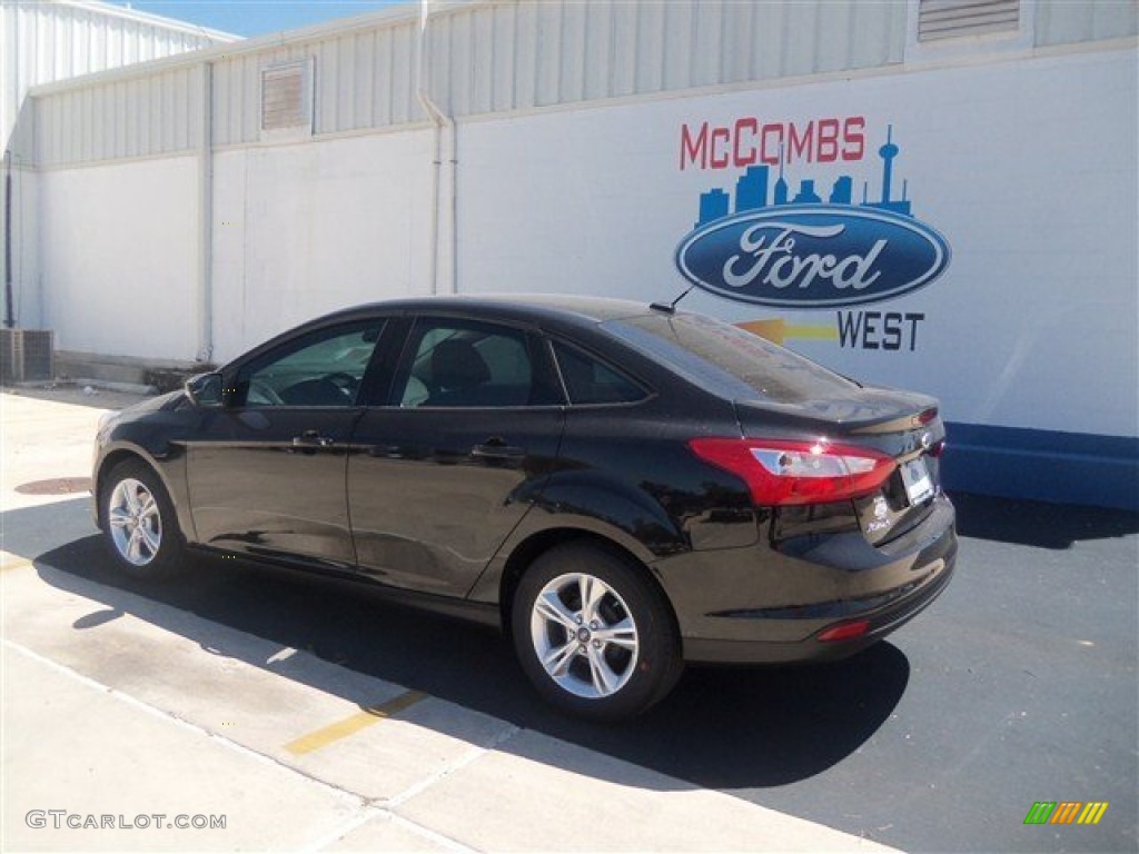 2013 Focus SE Sedan - Tuxedo Black / Charcoal Black photo #3