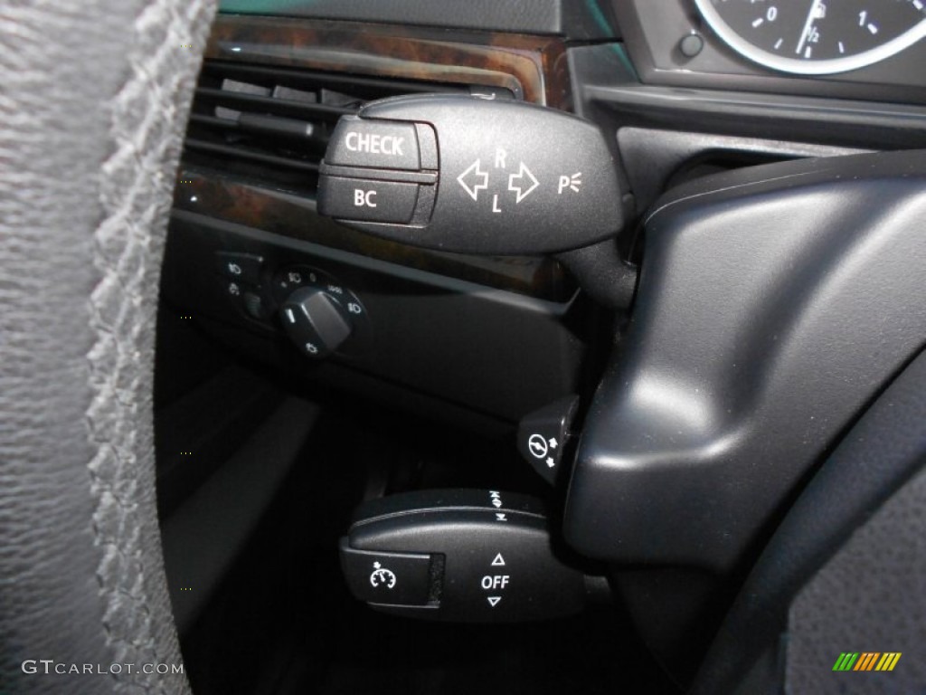 2005 BMW 5 Series 530i Sedan Controls Photo #70338916