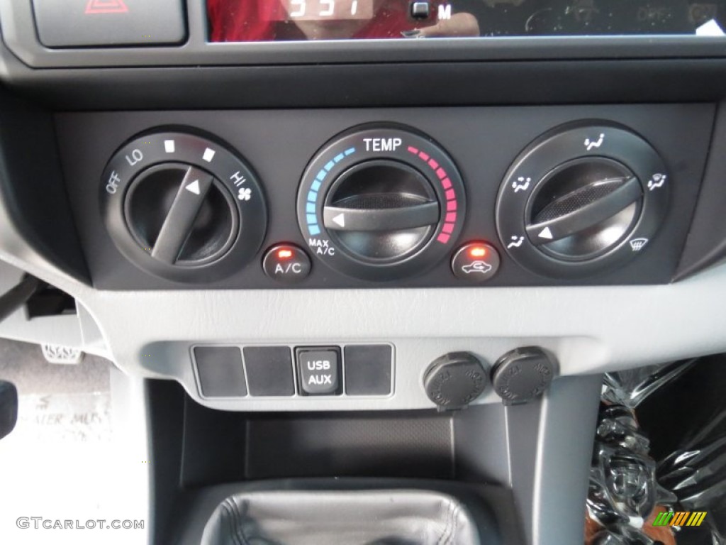2013 Toyota Tacoma Access Cab 4x4 Controls Photo #70342746