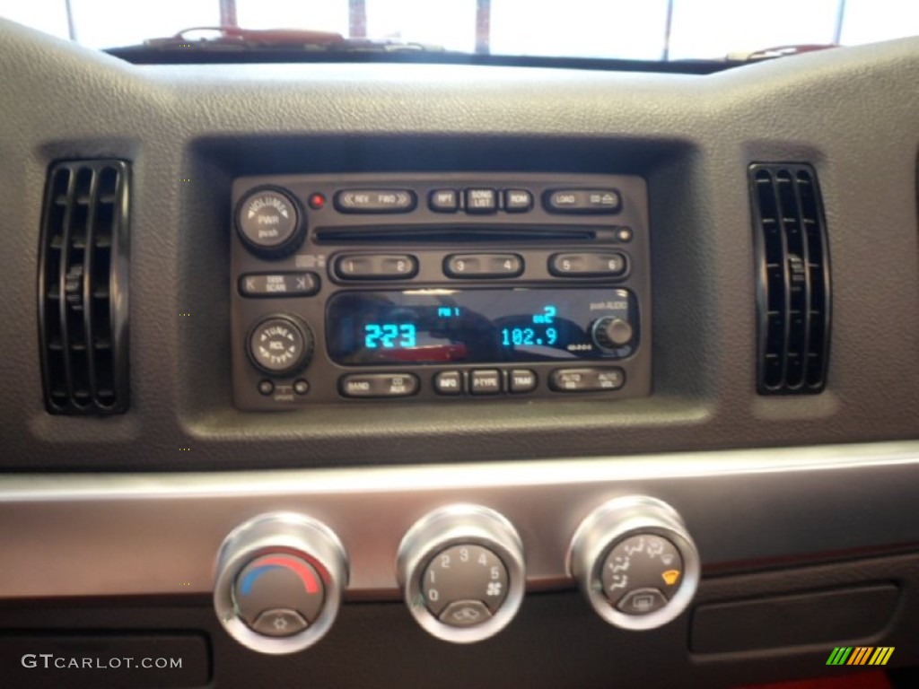 2003 Chevrolet SSR Standard SSR Model Controls Photo #70344558