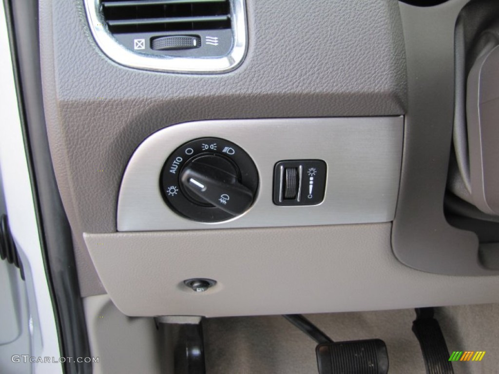 2011 Dodge Durango Express 4x4 Controls Photo #70356452