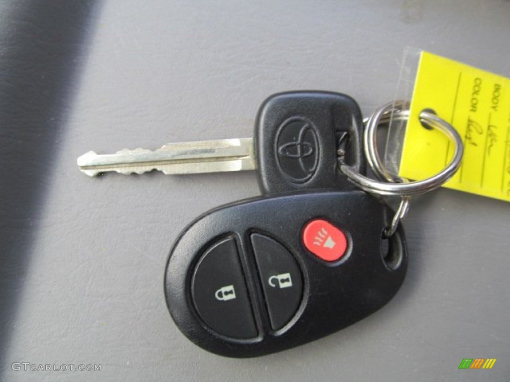 2005 Toyota Sienna CE Keys Photo #70360662