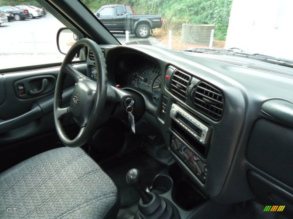 2002 Chevrolet S10 Regular Cab Medium Gray Dashboard Photo #70362323