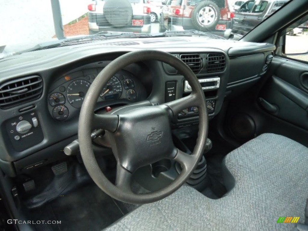 2002 Chevrolet S10 Regular Cab Medium Gray Dashboard Photo #70362334