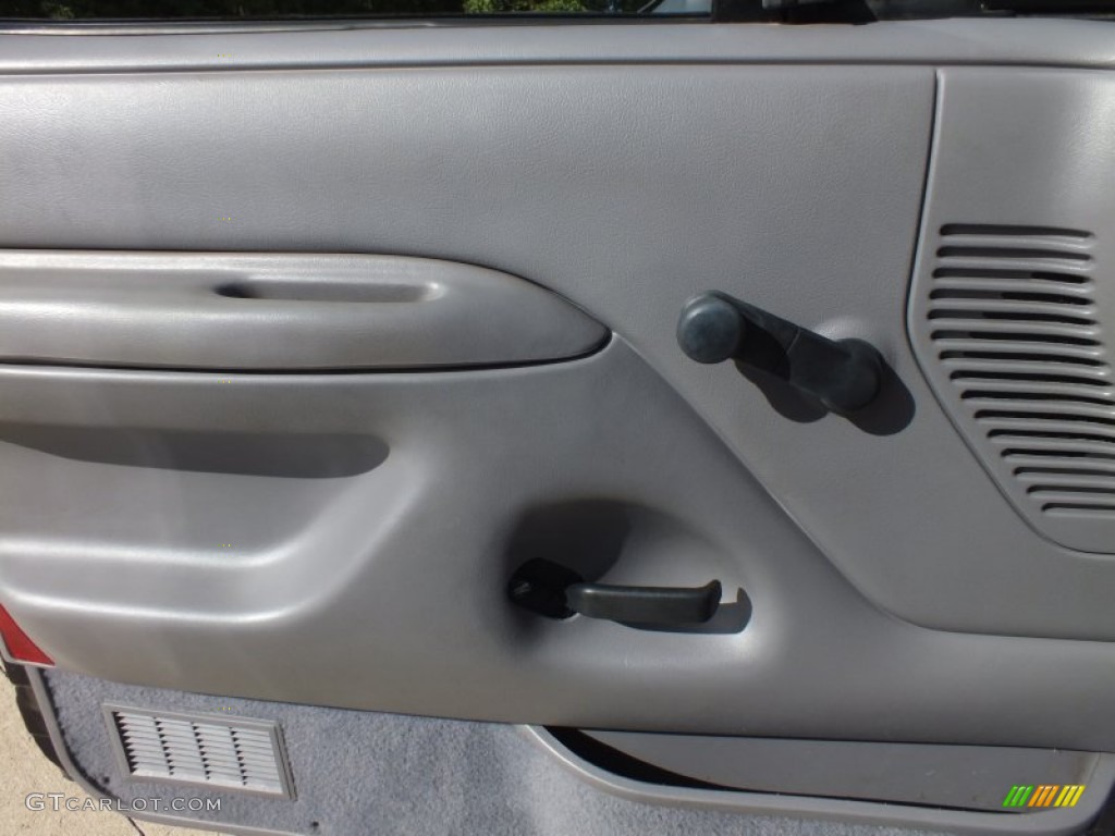 1995 Ford F150 XL Regular Cab 4x4 Gray Door Panel Photo #70363761