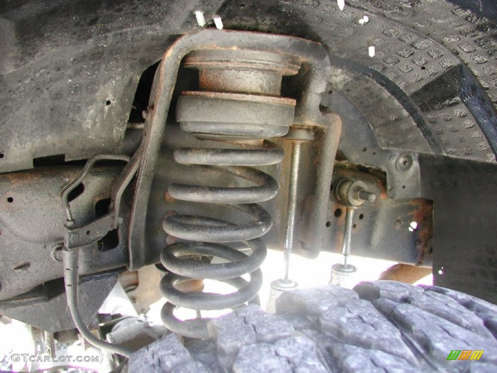 2007 Ford F350 Super Duty XL Regular Cab 4x4 Undercarriage Photo #70374930