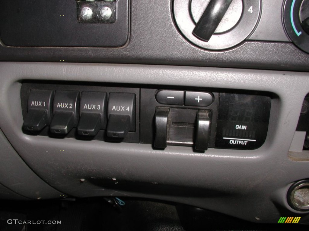 2007 Ford F350 Super Duty XL Regular Cab 4x4 Controls Photo #70375182