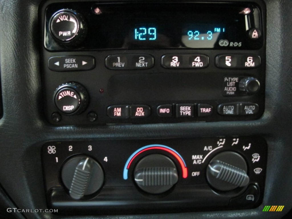 2003 GMC Sonoma SL Extended Cab 4x4 Controls Photo #70385157