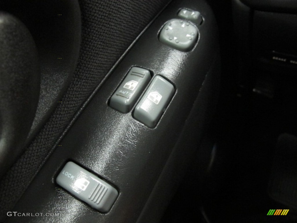 2003 GMC Sonoma SL Extended Cab 4x4 Controls Photo #70385181