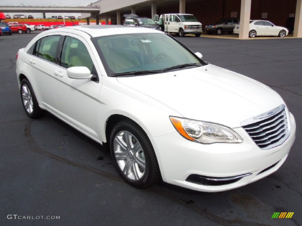 2013 chrysler 200 white