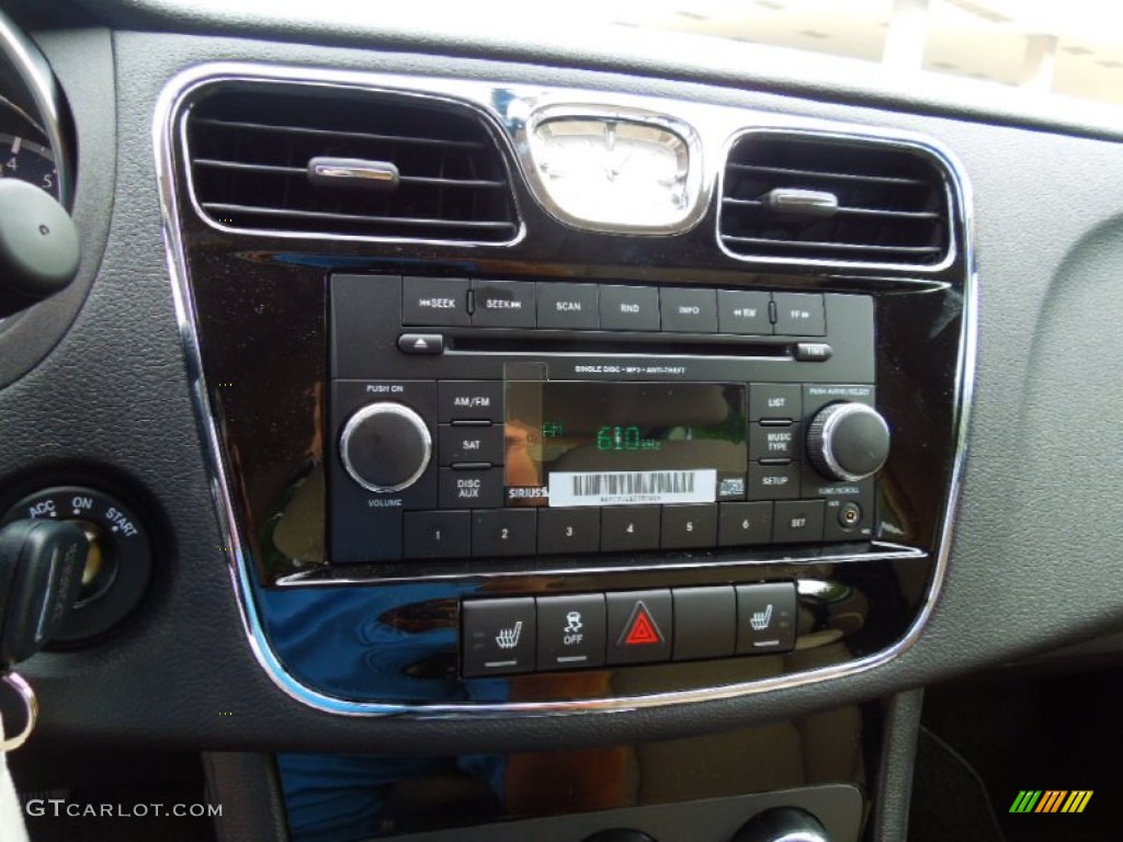 2013 Chrysler 200 Touring Sedan Audio System Photo #70402404