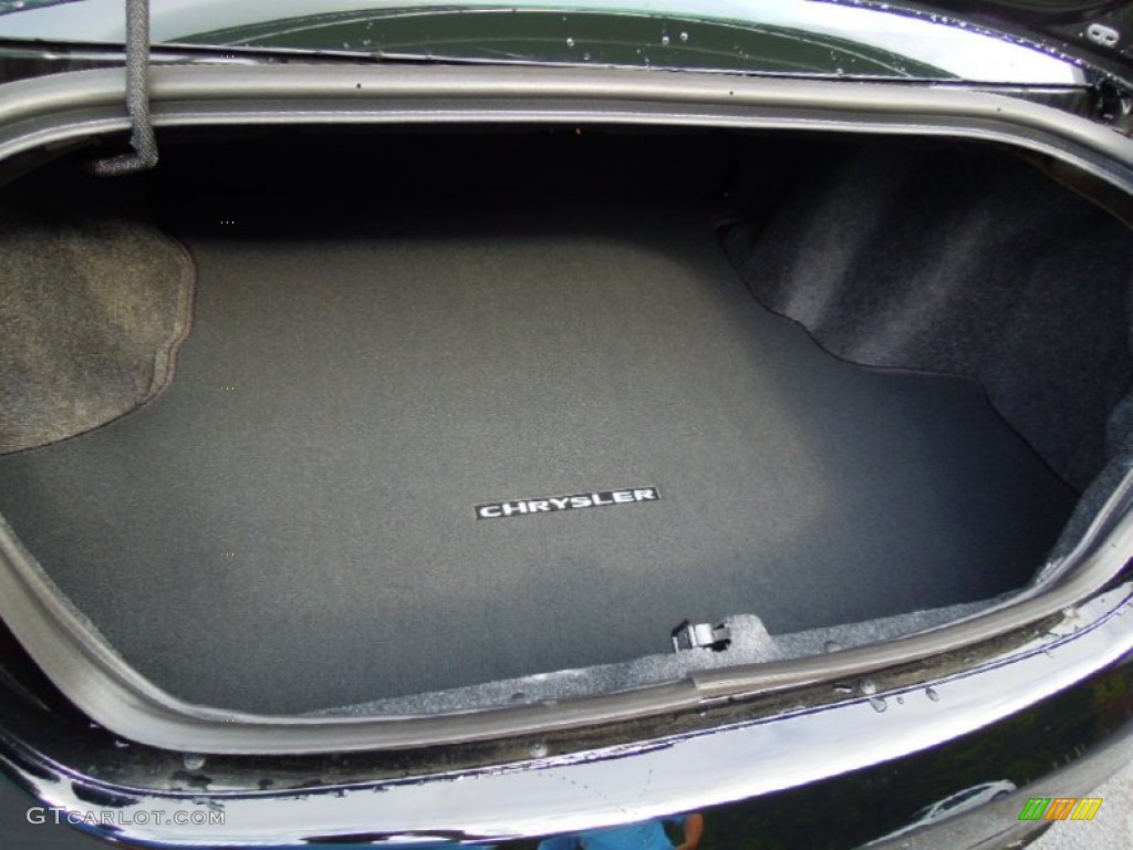 2013 Chrysler 200 Touring Sedan Trunk Photo #70402770